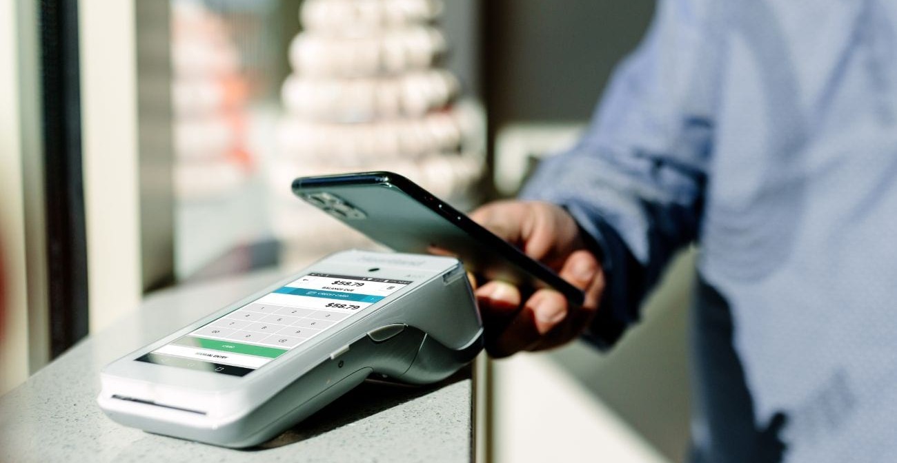 three reasons to accept samsung pay - person using nfc to pay